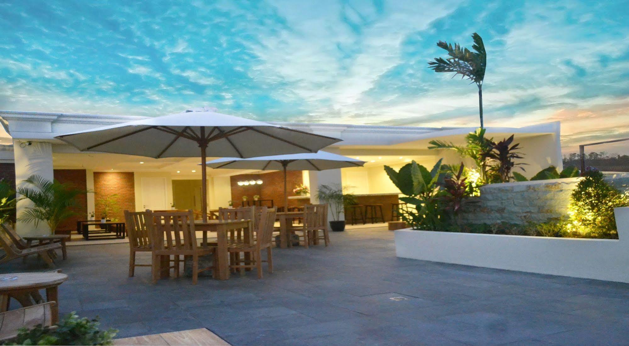 Amalfi Hotel Seminyak Экстерьер фото